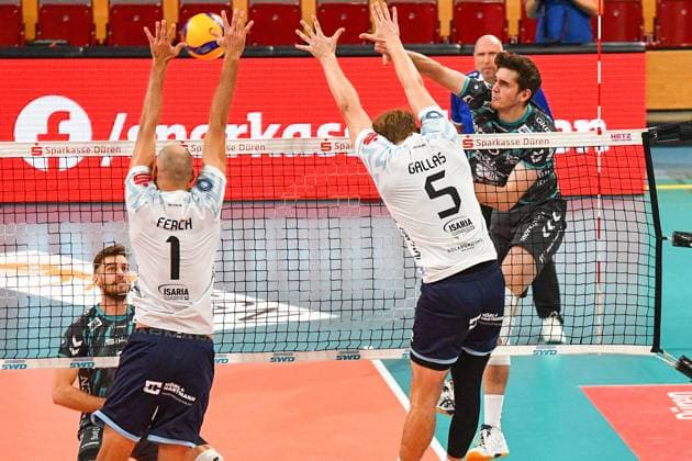 v.li.: Iven Fietje Ferch (ASV Dachau, 1) und Simon Gallas (ASV Dachau, 5) bilden den Block, Aktion, Action, Spielszene, 09.11.2023, Düren (Deutschland), Volleyball, 1. Bundesliga, SWD Powervolleys Düren - ASV Dachau
