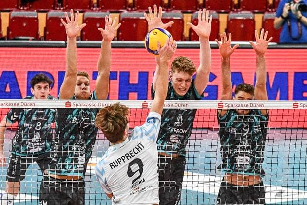 Patrick Rupprecht (ASV Dachau, 9) mit einem Schmetterball gegen den Block von Leo Meyer (Powervolleys Düren, 15) , Siebe Korenblek (Powervolleys Düren, 12) und Marcin Ernastowicz (Powervolleys Düren, 9), Aktion, Action, Spielszene, 09.11.2023, Düren (Deutschland), Volleyball, 1. Bundesliga, SWD Powervolleys Düren - ASV Dachau