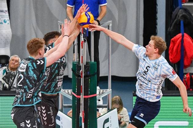 v.li.: Siebe Korenblek (Powervolleys Düren, 12) und Marcin Ernastowicz (Powervolleys Düren, 9) blockieren gegen den Schmetterball von Simon Gallas (ASV Dachau, 5), Aktion, Action, Spielszene, 09.11.2023, Düren (Deutschland), Volleyball, 1. Bundesliga, SWD Powervolleys Düren - ASV Dachau