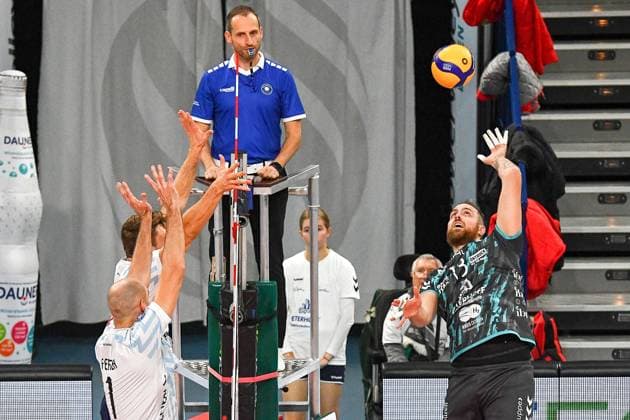Sebastian Gevert (Powervolleys Düren, 13) rechts, beim Schmettern, Aktion, Action, Spielszene, 09.11.2023, Düren (Deutschland), Volleyball, 1. Bundesliga, SWD Powervolleys Düren - ASV Dachau