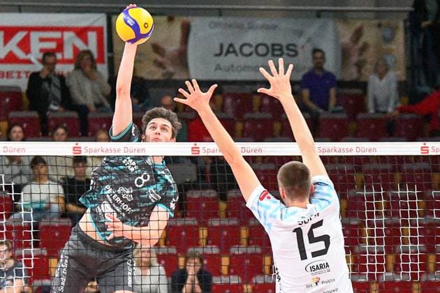 v.li.: Robin Baghdady (Powervolleys Düren, 8) mit einem Schmetterball gegen den Block von Fabian Suck (ASV Dachau, 15), Aktion, Action, Spielszene, 09.11.2023, Düren (Deutschland), Volleyball, 1. Bundesliga, SWD Powervolleys Düren - ASV Dachau