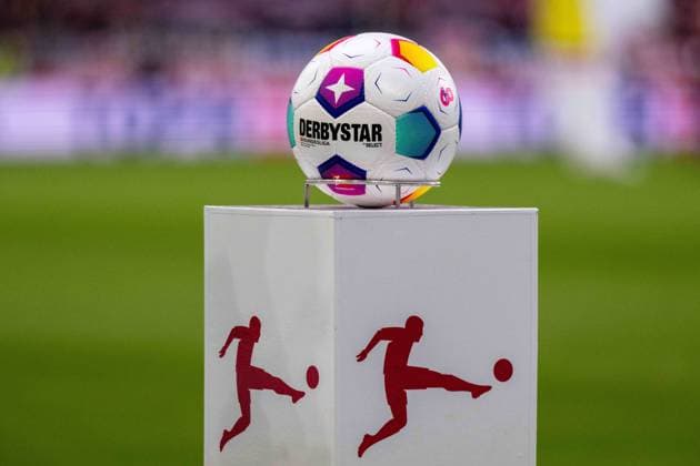 Feature, Symbolbild, der offizieller Spielball, der Derbystar Select und das DFL Logo. Deutschland, Stuttgart, 11.11.2023, Fussball, Bundesliga: VfB Stuttgart vs Borussia Dortmund, Saison 2023 2024, 11. Spieltag, MHP Arena Foto: A2 Bildagentur Peter Hartenfelser DFL DFB REGULATIONS PROHIBIT ANY USE OF PHOTOGRAPHS AS IMAGE SEQUENCES AND OR QUASI-VIDEO.