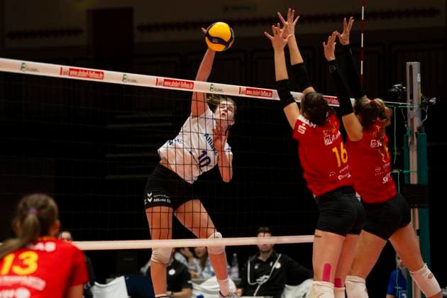 Jolien KNOLLEMA (STU, li.), am Ball, Netz, in die Abwehr von Maya SENDNER (NEU, mi.) und Laura BROEKSTRA (NEU, re.), Aktion. Endstand 0:3, Volleyball 1. Bundesliga Frauen VC Neuwied 77 - Allianz MTV Stuttgart NEU vs STU 5. Spieltag, in der C G M A r e n a, am 11.11.2023 Â
