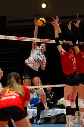 Jolien KNOLLEMA (STU, li.), am Ball, Netz, in die Abwehr von Maya SENDNER (NEU, mi.) und Laura BROEKSTRA (NEU, re.), Aktion. Endstand 0:3, Volleyball 1. Bundesliga Frauen VC Neuwied 77 - Allianz MTV Stuttgart NEU vs STU 5. Spieltag, in der C G M A r e n a, am 11.11.2023 Â