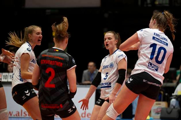 Corina GLAAB (STU, mi.re., Nationalspielerin), jubelt mit ihrer Mannschaft mit Vera MULDER (STU, li.), Michelle SCHWERDTNER (STU, mi.li.) und Jolien KNOLLEMA (STU, re.), Freude, Jubel. Endstand 0:3, Volleyball 1. Bundesliga Frauen VC Neuwied 77 - Allianz MTV Stuttgart NEU vs STU 5. Spieltag, in der C G M A r e n a, am 11.11.2023 Â