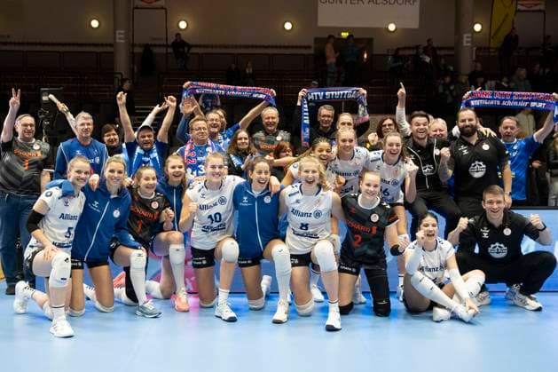 Die Stuttgarter Spielerinnen jubeln mit den mitgereisten Fans, v.l.n.r. u.a. Corina GLAAB (STU, Nationalspielerin), Roosa KOSKELO (STU), Jolien KNOLLEMA (STU), Monique STRUBBE (STU, Nationalspielerin), Michelle SCHWERDTNER (STU), Jovana MIROSAVLJEVIC (STU) und Head Coach Konstantin BITTER (STU), Freude, Jubel. Endstand 0:3, Volleyball 1. Bundesliga Frauen VC Neuwied 77 - Allianz MTV Stuttgart NEU vs STU 5. Spieltag, in der C G M A r e n a, am 11.11.2023 Â