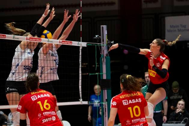 Lydia STEMMLER (NEU, re.) am Ball, Netzt, in die Abwehr von Monique STRUBBE (STU, li., Nationalspielerin) und Kayla HANELINE (STU, mi.), Aktion. Endstand 0:3, Volleyball 1. Bundesliga Frauen VC Neuwied 77 - Allianz MTV Stuttgart NEU vs STU 5. Spieltag, in der C G M A r e n a, am 11.11.2023 Â