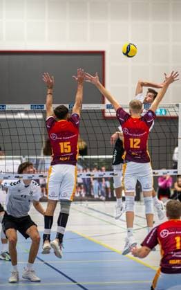 Volleyball, Saison 2023 2024, 2.Bundesliga Nord, 11.11.2023, 7. Spieltag, Herren, TuB Bocholt (weiss) vs. Kieler TV (rot) v.l.: Tom Doerpinghaus (TuB Bocholt), Joao Vitor Meirelles Thomaz (Kieler TV), Daniel D™Argento (Kieler TV), Ben Stoverink (TuB Bocholt), Bocholt Euregiohalle Nordrhein-Westfalen Deutschland
