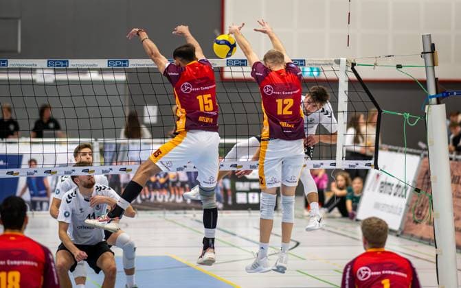 Volleyball, Saison 2023 2024, 2.Bundesliga Nord, 11.11.2023, 7. Spieltag, Herren, TuB Bocholt (weiss) vs. Kieler TV (rot) v.l.: Tom Doerpinghaus (TuB Bocholt), Joao Vitor Meirelles Thomaz (Kieler TV), Daniel D™Argento (Kieler TV), Ben Stoverink (TuB Bocholt), Bocholt Euregiohalle Nordrhein-Westfalen Deutschland