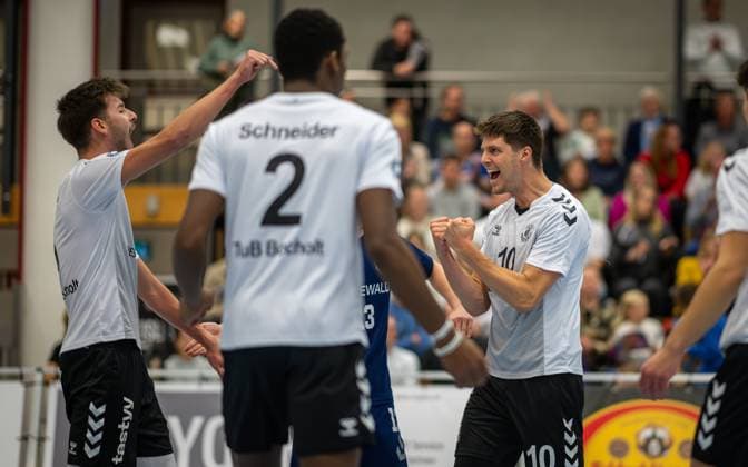 Volleyball, Saison 2023 2024, 2.Bundesliga Nord, 11.11.2023, 7. Spieltag, Herren, TuB Bocholt (weiss) vs. Kieler TV (rot) v.l.: Ben Stoverink (TuB Bocholt), Rudy Schneider (TuB Bocholt), Tom-Luca Schluse (Libero TuB Bocholt), Andreas Tins (TuB Bocholt), Bocholt Euregiohalle Nordrhein-Westfalen Deutschland