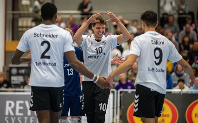 Volleyball, Saison 2023 2024, 2.Bundesliga Nord, 11.11.2023, 7. Spieltag, Herren, TuB Bocholt (weiss) vs. Kieler TV (rot) v.l.: Rudy Schneider (TuB Bocholt), Tom-Luca Schluse (Libero TuB Bocholt), Andreas Tins (TuB Bocholt), Lukas Salimi (TuB Bocholt), Bocholt Euregiohalle Nordrhein-Westfalen Deutschland