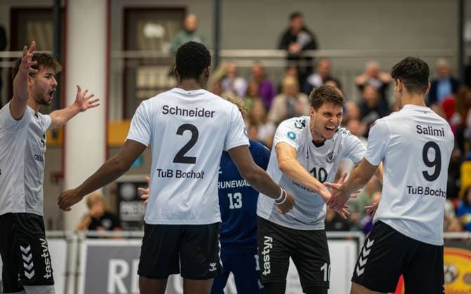 Volleyball, Saison 2023 2024, 2.Bundesliga Nord, 11.11.2023, 7. Spieltag, Herren, TuB Bocholt (weiss) vs. Kieler TV (rot) v.l.: Ben Stoverink (TuB Bocholt), Rudy Schneider (TuB Bocholt), Tom-Luca Schluse (Libero TuB Bocholt), Andreas Tins (TuB Bocholt), Lukas Salimi (TuB Bocholt), Bocholt Euregiohalle Nordrhein-Westfalen Deutschland