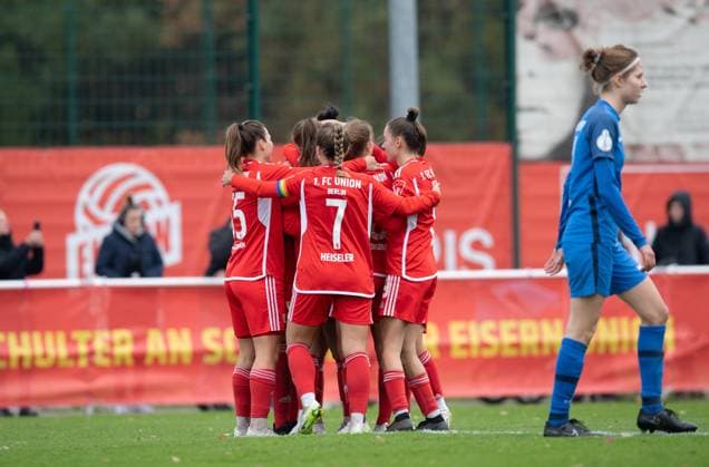 Fussball, Frauen, Saison 2023 2024, Regionalliga Nordost (10. Spieltag), 1. FC Union Berlin - Türkiyemspor Berlin, Union jubelt nach Tor zum 8:0 durch Sarah Abu Sabbah (1. Frauen, 1. FC Union Berlin), rechts Gesine Schick (1. Frauen, Türkiyemspor Berlin), 12.11. 2023, Copyright: xSebastianxRäppold MatthiasxKochx