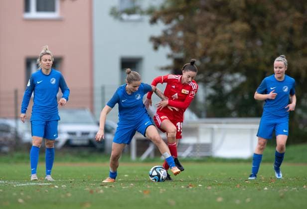 Fussball, Frauen, Saison 2023 2024, Regionalliga Nordost (10. Spieltag), 1. FC Union Berlin - Türkiyemspor Berlin, v. l. Angelina Lübcke (1. Frauen, Türkiyemspor Berlin), Sarah Wippig (1. Frauen, Türkiyemspor Berlin), Sophie Trojahn (1. Frauen, 1. FC Union Berlin), Katharina Vom-Dahl (1. Frauen, Türkiyemspor Berlin), 12.11. 2023, Copyright: xSebastianxRäppold MatthiasxKochx
