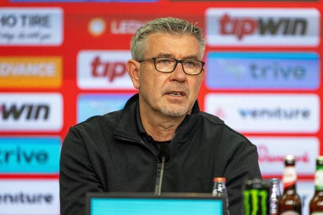 GER, 1.FBL, Bayer 04 Leverkusen vs 1.FC Union Berlin, Saison 2023 24, 12.11.2023, Bay-Arena, Leverkusen, GER, 1.FBL, Bayer 04 Leverkusen vs 1.FC Union Berlin, Saison 2023 24, Im Bild: Urs Fischer (1. FC Union Berlin, Cheftrainer) Pressekonferenz steht Rede und Antwort, Gestik, Mimik, Emotionen; Portraeit Interview Mikrofon;