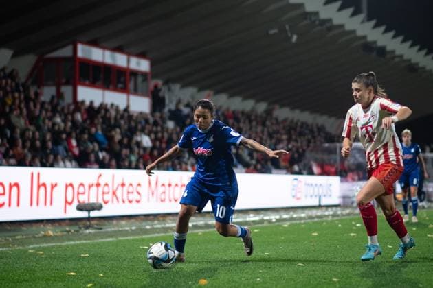 Gia Corley (TSG Hoffenheim, 10) im Zweikampf mit MartynÄÖ Wiankowska (FC Koeln, 26), GER, FC Koeln vs TSG 1899 Hoffenheim, Fussball Google Pixel Frauen Bundesliga, 7. Spieltag, Saison 2023 2024, 13.11.2023 DFB regulations prohibit any use of photographs as image sequences and or quasi-video GER, FC Koeln vs TSG 1899 Hoffenheim, Fussball Google Pixel Frauen Bundesliga, 7. Spieltag, Saison 2023 2024, 13.11.2023 Muenchen Copyright: xEibner-Pressefoto Memmlerx EP_MMR