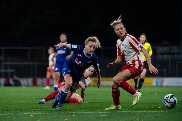 Vanessa Diehm (TSG Hoffenheim, 32) im Zweikampf mit Janina Hechler (FC Koeln, 28), GER, FC Koeln vs TSG 1899 Hoffenheim, Fussball Google Pixel Frauen Bundesliga, 7. Spieltag, Saison 2023 2024, 13.11.2023 DFB regulations prohibit any use of photographs as image sequences and or quasi-video GER, FC Koeln vs TSG 1899 Hoffenheim, Fussball Google Pixel Frauen Bundesliga, 7. Spieltag, Saison 2023 2024, 13.11.2023 Muenchen Copyright: xEibner-Pressefoto Memmlerx EP_MMR