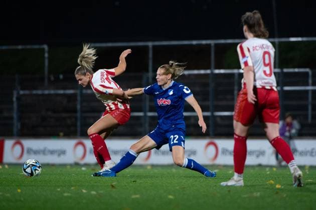 Sarai Linder (TSG Hoffenheim, 22) im Zweikampf mit Marleen Schimmer (FC Koeln, 23), GER, FC Koeln vs TSG 1899 Hoffenheim, Fussball Google Pixel Frauen Bundesliga, 7. Spieltag, Saison 2023 2024, 13.11.2023 DFB regulations prohibit any use of photographs as image sequences and or quasi-video GER, FC Koeln vs TSG 1899 Hoffenheim, Fussball Google Pixel Frauen Bundesliga, 7. Spieltag, Saison 2023 2024, 13.11.2023 Muenchen Copyright: xEibner-Pressefoto Memmlerx EP_MMR