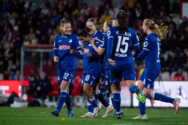 Gia Corley (TSG Hoffenheim, 10), Sarai Linder (TSG Hoffenheim, 22), Marta Cazalla Garcia (TSG Hoffenheim, 15), Lisa Doorn (TSG Hoffenheim, 14), Mara Alber (TSG Hoffenheim, 11) und Team jubeln ueber das Tor zum 1:2, GER, FC Koeln vs TSG 1899 Hoffenheim, Fussball Google Pixel Frauen Bundesliga, 7. Spieltag, Saison 2023 2024, 13.11.2023 DFB regulations prohibit any use of photographs as image sequences and or quasi-video GER, FC Koeln vs TSG 1899 Hoffenheim, Fussball Google Pixel Frauen Bundesliga, 7. Spieltag, Saison 2023 2024, 13.11.2023 Muenchen Copyright: xEibner-Pressefoto Memmlerx EP_MMR
