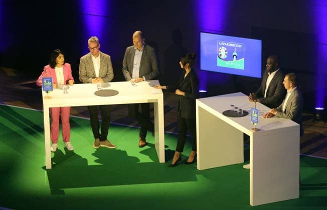 13.11.23 Podiums-Talk Vielfalt vereint!? Deutschland, Stuttgart, 13.11.2023, Fussball, UEFA EURO, EM, Europameisterschaft,Fussball 2024, Host City Stuttgart, Podiums-Talk Vielfalt vereint!? : v.l. Muhterem Aras (MdL, Präsidentin Landtag BW), Alexander Wehrle (Vorstandsvorsitzender VfB Stuttgart), Frank Thumm (wfv), Lea Wagner (Moderatorin), Hans Sarpei (ehemaliger Fussballspieler), Philipp Lahm (Turnierdirektor UEFA EURO 2024).