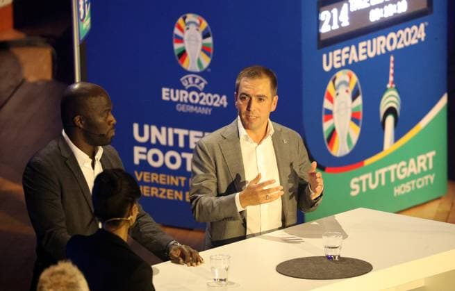 13.11.23 Podiums-Talk Vielfalt vereint!? Deutschland, Stuttgart, 13.11.2023, Fussball, UEFA EURO, EM, Europameisterschaft,Fussball 2024, Host City Stuttgart, Podiums-Talk Vielfalt vereint!? : v.l. Hans Sarpei (ehemaliger Fussballspieler), Philipp Lahm (Turnierdirektor UEFA EURO 2024).