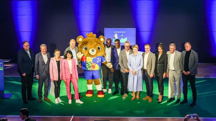 Muhterem Aras (MdL, Praesidentin des Landtags von Baden-Wuerttemberg), Frank Thumm (wfv-Hauptgeschaeftsfuehrer) Und das Maskotchen Albaert der Euro 2024 Hans Sarpei (ehemaliger Bundesliga-Fußballer und ghanaischer Nationalspieler) Clarence Seedorf, Globaler UEFA-Botschafter für Vielfalt und Wandel sowie Rekordsieger der Champions League Alexander Wehrle (Aufsichtsratsvorsitzender der DFB GmbH & Co. KG und Vorstandsvorsitzender der VfB Stuttgart 1893 AG), Stuttgarts Sozialbürgermeisterin Dr. Alexandra Sußmann Philipp Lahm (Turnierdirektor UEFA EURO, EM, Europameisterschaft,Fussball 2024), Moderatorin Lea Wagner und Organisatoren Wuerttembergischer Fussballverband Podiumstalk in der Liederhalle Stuttgart, Vielfalt vereint Euro 2024, 13.11.2023 Wuerttembergischer Fussballverband Podiumstalk in der Liederhalle Stuttgart, 13.11.2023 Stuttgart Copyright: xEibner-Pressefoto RogerxBuerkex EP RBE