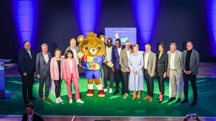 Sport Bilder des Tages Muhterem Aras (MdL, Praesidentin des Landtags von Baden-Wuerttemberg), Frank Thumm (wfv-Hauptgeschaeftsfuehrer) Und das Maskotchen Albaert der Euro 2024 Hans Sarpei (ehemaliger Bundesliga-Fußballer und ghanaischer Nationalspieler) Clarence Seedorf, Globaler UEFA-Botschafter für Vielfalt und Wandel sowie Rekordsieger der Champions League Alexander Wehrle (Aufsichtsratsvorsitzender der DFB GmbH & Co. KG und Vorstandsvorsitzender der VfB Stuttgart 1893 AG), Stuttgarts Sozialbürgermeisterin Dr. Alexandra Sußmann Philipp Lahm (Turnierdirektor UEFA EURO, EM, Europameisterschaft,Fussball 2024), Moderatorin Lea Wagner und Organisatoren Wuerttembergischer Fussballverband Podiumstalk in der Liederhalle Stuttgart, Vielfalt vereint Euro 2024, 13.11.2023 Wuerttembergischer Fussballverband Podiumstalk in der Liederhalle Stuttgart, 13.11.2023 Stuttgart Copyright: xEibner-Pressefoto RogerxBuerkex EP RBE