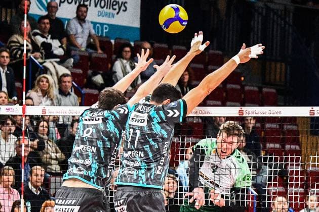 v.li.: Robin Baghdady (Powervolleys Düren, 8), Michael Andrei (Powervolleys Düren, 11) blockieren gegen den Schmetterball von Oliver Hein (FT Freiburg, 4), Aktion, Action, Spielszene , 14.11.2023, Düren (Deutschland), Volleyball, 1. Bundesliga, SWD Powervolleys Düren - FT 1844 Freiburg