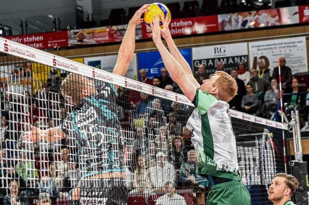v.li.: Leo Meyer (Powervolleys Düren, 15) , Yannick Harms (FT Freiburg, 3), am Netz im Zweikampf, Duell, duel, tackle, Dynamik, Action, Aktion,, 14.11.2023, Düren (Deutschland), Volleyball, 1. Bundesliga, SWD Powervolleys Düren - FT 1844 Freiburg