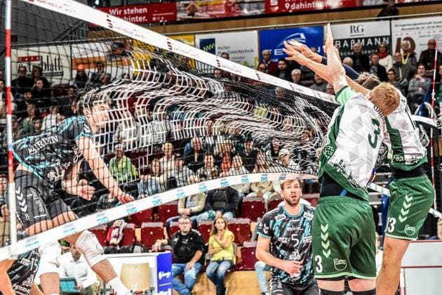 v.li.: Robin Baghdady (Powervolleys Düren, 8) mit Schmetterball gegen Yannick Harms (FT Freiburg, 3) und Pascall Ristl (FT Freiburg, 13), Aktion, Action, Spielszene, 14.11.2023, Düren (Deutschland), Volleyball, 1. Bundesliga, SWD Powervolleys Düren - FT 1844 Freiburg