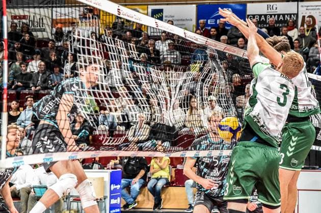 v.li.: Robin Baghdady (Powervolleys Düren, 8) mit Schmetterball gegen Yannick Harms (FT Freiburg, 3) und Pascall Ristl (FT Freiburg, 13), Aktion, Action, Spielszene, 14.11.2023, Düren (Deutschland), Volleyball, 1. Bundesliga, SWD Powervolleys Düren - FT 1844 Freiburg