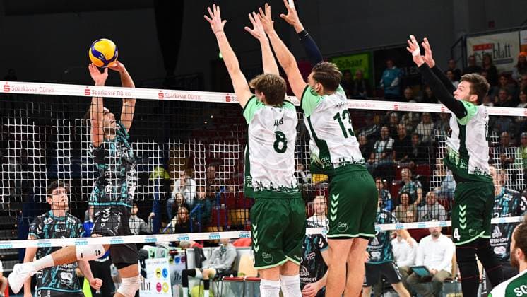 v.li.: Marcin Ernastowicz (Powervolleys Düren, 9) hebt den Ball über den Block von Anton Jung (FT Freiburg, 8) und Pascall Ristl (FT Freiburg, 13) , Aktion, Action, Spielszene, 14.11.2023, Düren (Deutschland), Volleyball, 1. Bundesliga, SWD Powervolleys Düren - FT 1844 Freiburg