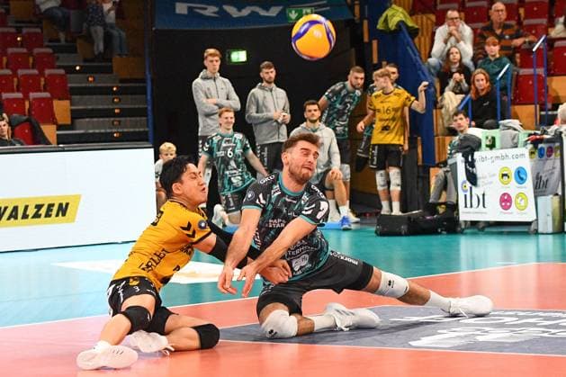 v.li.: Shohei Nose (Powervolleys Düren, 3), Christopher Cj Gavlas, (Powervolleys Düren, 6) bei einer Ballannahme, Aktion, Action, Spielszene, 14.11.2023, Düren (Deutschland), Volleyball, 1. Bundesliga, SWD Powervolleys Düren - FT 1844 Freiburg