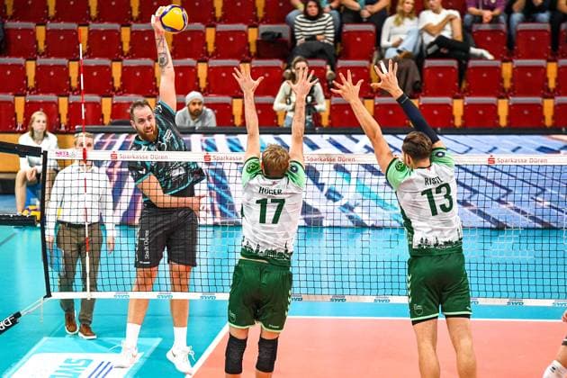 v.li.:Sebastian Gevert (Powervolleys Düren, 13) schmettert den Ball gegen den Block von Linus Hüger (Hueger) (FT Freiburg, 17) und Pascall Ristl (FT Freiburg, 13), Aktion, Action, Spielszene, 14.11.2023, Düren (Deutschland), Volleyball, 1. Bundesliga, SWD Powervolleys Düren - FT 1844 Freiburg