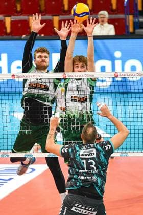 Sebastian Gevert (Powervolleys Düren, 13) im Vordergrund, hebt den Ball über den Freiburger Block, Aktion, Action, Spielszene, 14.11.2023, Düren (Deutschland), Volleyball, 1. Bundesliga, SWD Powervolleys Düren - FT 1844 Freiburg