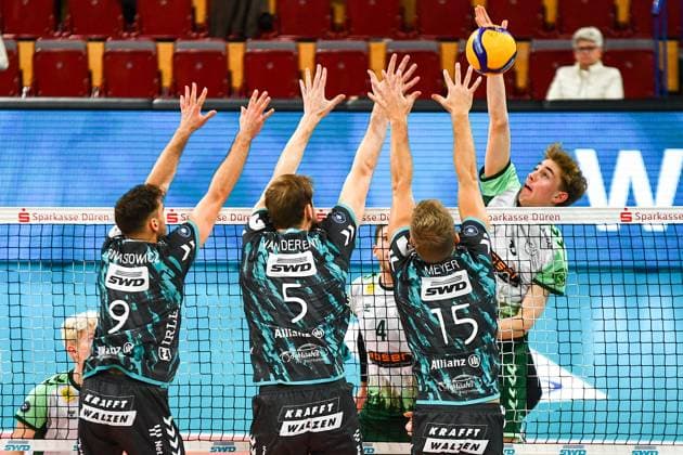 Anton Jung (FT Freiburg, 8) rechts, bei einem Schmetterball gegen den Dürener Block von Marcin Ernastowicz (Powervolleys Düren, 9), Luuc von der Ent (Powervolleys Düren, 5) und Leo Meyer (Powervolleys Düren, 15), Aktion, Action, Spielszene, 14.11.2023, Düren (Deutschland), Volleyball, 1. Bundesliga, SWD Powervolleys Düren - FT 1844 Freiburg
