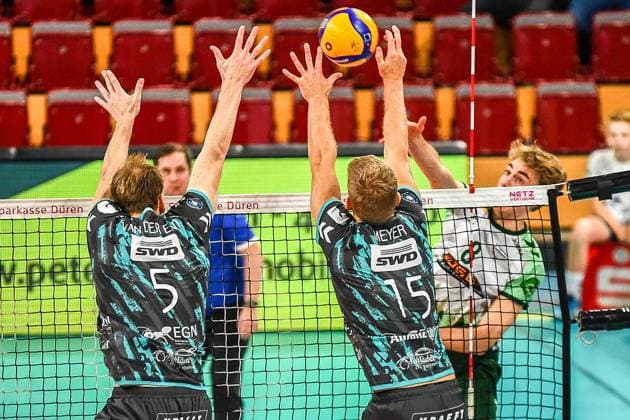 Anton Jung (FT Freiburg, 8) rechts, schmettert gegen den Block von Luuc von der Ent (Powervolleys Düren, 5) und Leo Meyer (Powervolleys Düren, 15) , Aktion, Action, Spielszene, 14.11.2023, Düren (Deutschland), Volleyball, 1. Bundesliga, SWD Powervolleys Düren - FT 1844 Freiburg