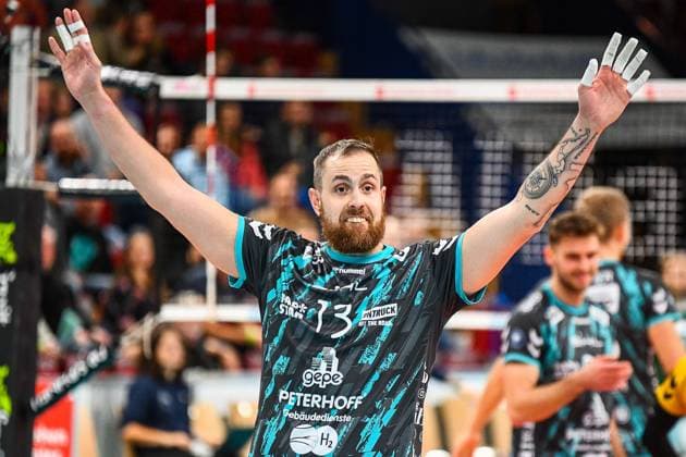 Sebastian Gevert (Powervolleys Düren, 13), bedankt sich bei den Fans, bedanken, Dank, Feiern, optimistisch, 14.11.2023, Düren (Deutschland), Volleyball, 1. Bundesliga, SWD Powervolleys Düren - FT 1844 Freiburg