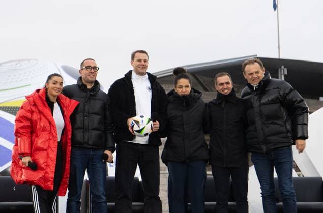 Fussball, Saison 2023 2024, Vorstellung des offiziellen Spielballs der UEFA EURO, EM, Europameisterschaft,Fussball 2024, v. l. Moderatorin Valentina Maceri, Sam Handy (Vizepräsident Design Adidas Football), Torhüter Manuel Neuer (FC Bayern München), Celia Sasic (Botschafterin UEFA Euro 2024), Philip Lahm (Turnierdirektor UEFA Euro 2024), Björn Gulden (CEO Adidas), 15.11. 2023, Copyright: xSebastianxRäppold MatthiasxKochx