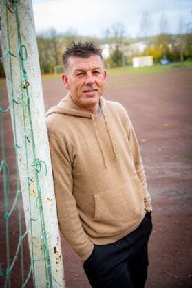 Jena , 161123 , Ex-Nationalspieler Bernd Schneider in Jena am Sportplatz rote Erde zumk 50. Geburtstag