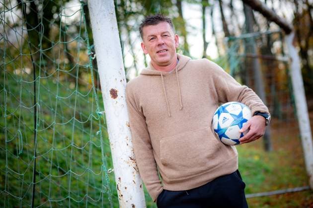 Jena , 161123 , Ex-Nationalspieler Bernd Schneider in Jena am Sportplatz rote Erde zumk 50. Geburtstag