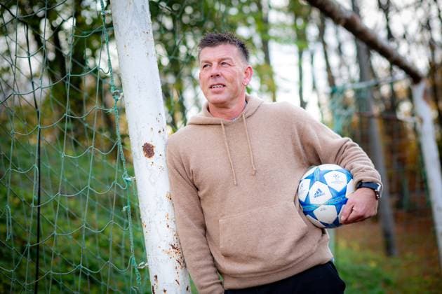 Jena , 161123 , Ex-Nationalspieler Bernd Schneider in Jena am Sportplatz rote Erde zumk 50. Geburtstag