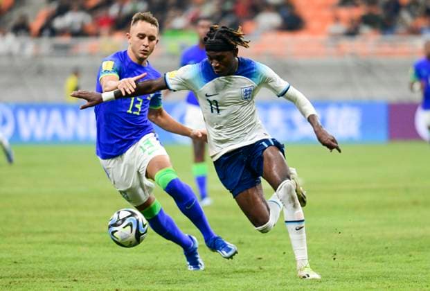 Fußball, U17 WM, England - Brasilien (231117) -- JAKARTA, Nov. 17, 2023 -- Joel Ndala (R) of England competes with Vitor Gabriel of Brazil during the group C match of the FIFA World Cup, WM, Weltmeisterschaft, Fussball U17, U 17 at The Jakarta International Stadium in Jakarta, Indonesia, Nov. 17, 2023. ) (SP)INDONESIA-JAKARTA-FIFA-WORLD CUP-U17-GROUP C-ENG VS BRA Zulkarnain