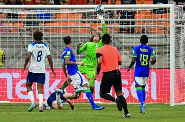 Fußball, U17 WM, England - Brasilien (231117) -- JAKARTA, Nov. 17, 2023 -- Phillipe Gabriel (C) of Brazil blocks the ball during the group C match of the FIFA World Cup, WM, Weltmeisterschaft, Fussball U17, U 17 between England and Brazil at The Jakarta International Stadium in Jakarta, Indonesia, Nov 17, 2023. ) (SP)INDONESIA-JAKARTA-FIFA-WORLD CUP-U17-GROUP C-ENG VS BRA Zulkarnain