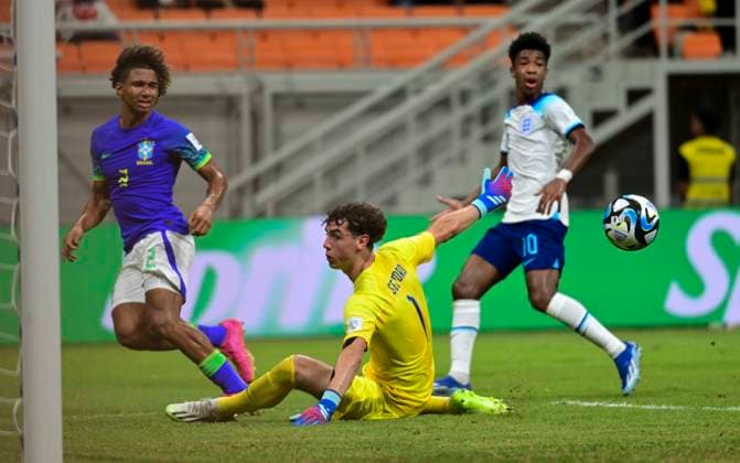 Fußball, U17 WM, England - Brasilien (231117) -- JAKARTA, Nov. 17, 2023 -- England goalkeeper Tommy Setford (C) competes with Pedro Lima (L) of Brazil during the group C match of the FIFA World Cup, WM, Weltmeisterschaft, Fussball U17, U 17 at The Jakarta International Stadium in Jakarta, Indonesia, Nov 17, 2023. ) (SP)INDONESIA-JAKARTA-FIFA-WORLD CUP-U17-GROUP C-ENG VS BRA Zulkarnain