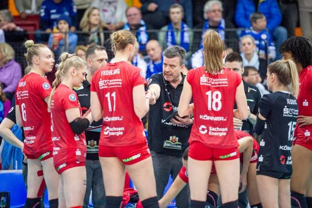 Alexander Waibl (Dresdner SC, Trainer), Auszeit, Ansprache an das Team Allianz MTV Stuttgart - Dresdner SC, Volleyball Bundesliga, Frauen, VBL, Saison 2023 24, 18.11.2023, Stuttgart (SCHARRena), DEU Allianz MTV Stuttgart - Dresdner SC, Sport, Volleyball Bundesliga, Frauen, VBL, Saison 2023 24, 18.11.2023, Stuttgart (SCHARRena), DEU Stuttgart Copyright: xSandyxDinkelackerx EP_SDR