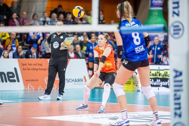 Roosa Koskelo (Allianz MTV Stuttgart, 01), Ballannahme Allianz MTV Stuttgart - Dresdner SC, Volleyball Bundesliga, Frauen, VBL, Saison 2023 24, 18.11.2023, Stuttgart (SCHARRena), DEU Allianz MTV Stuttgart - Dresdner SC, Sport, Volleyball Bundesliga, Frauen, VBL, Saison 2023 24, 18.11.2023, Stuttgart (SCHARRena), DEU Stuttgart Copyright: xSandyxDinkelackerx EP_SDR