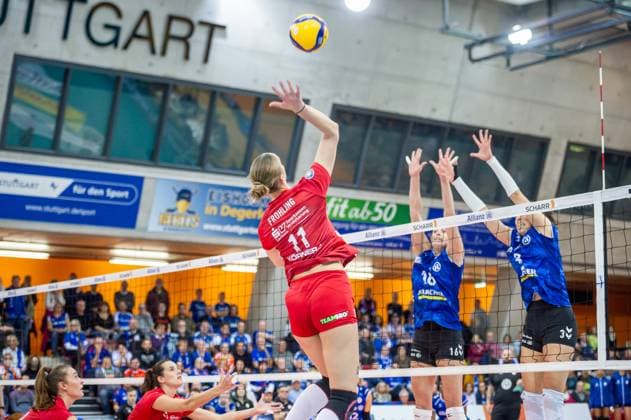 Grace Frohling (Dresdner SC, 11) vs. Stuttgarter Block aus Kayla Haneline (Allianz MTV Stuttgart, 16) und Maria Segura Palleres (Allianz MTV Stuttgart, 03) Allianz MTV Stuttgart - Dresdner SC, Volleyball Bundesliga, Frauen, VBL, Saison 2023 24, 18.11.2023, Stuttgart (SCHARRena), DEU Allianz MTV Stuttgart - Dresdner SC, Sport, Volleyball Bundesliga, Frauen, VBL, Saison 2023 24, 18.11.2023, Stuttgart (SCHARRena), DEU Stuttgart Copyright: xSandyxDinkelackerx EP_SDR