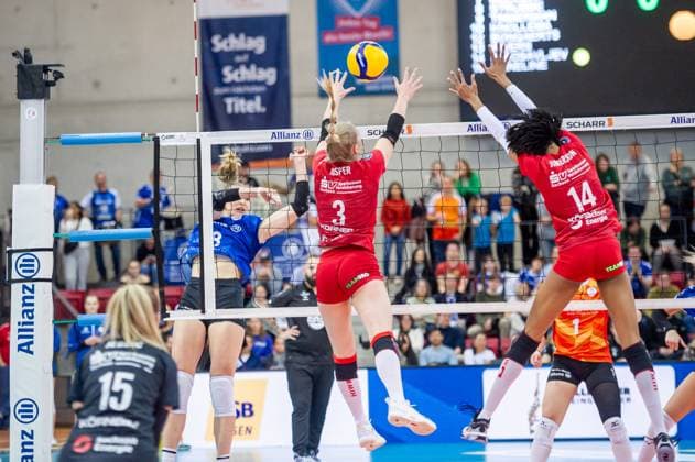 Monique Strubbe (Allianz MTV Stuttgart, 08) gegen Dresdner Block aus Hester Jasper (Dresdner SC, 03), li. und Tia Jimerson (Dresdner SC, 14), re. Allianz MTV Stuttgart - Dresdner SC, Volleyball Bundesliga, Frauen, VBL, Saison 2023 24, 18.11.2023, Stuttgart (SCHARRena), DEU Allianz MTV Stuttgart - Dresdner SC, Sport, Volleyball Bundesliga, Frauen, VBL, Saison 2023 24, 18.11.2023, Stuttgart (SCHARRena), DEU Stuttgart Copyright: xSandyxDinkelackerx EP_SDR