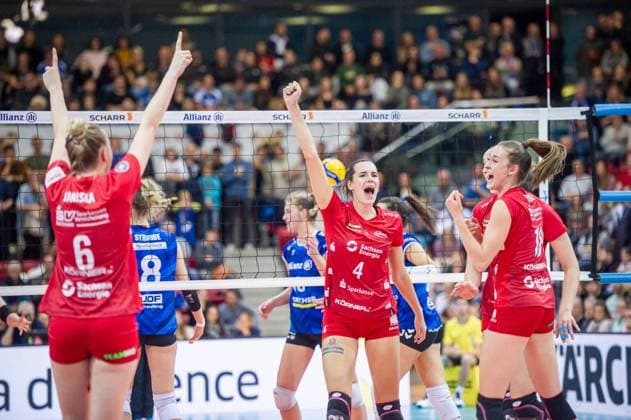 Jennifer Janiska (Dresdner SC, 06), Nathalie Lemmens (Dresdner SC, 04), Sarah Straube (Dresdner SC, 18), Jubel, Schrei, Freude, Siegerpose Allianz MTV Stuttgart - Dresdner SC, Volleyball Bundesliga, Frauen, VBL, Saison 2023 24, 18.11.2023, Stuttgart (SCHARRena), DEU Allianz MTV Stuttgart - Dresdner SC, Sport, Volleyball Bundesliga, Frauen, VBL, Saison 2023 24, 18.11.2023, Stuttgart (SCHARRena), DEU Stuttgart Copyright: xSandyxDinkelackerx EP_SDR